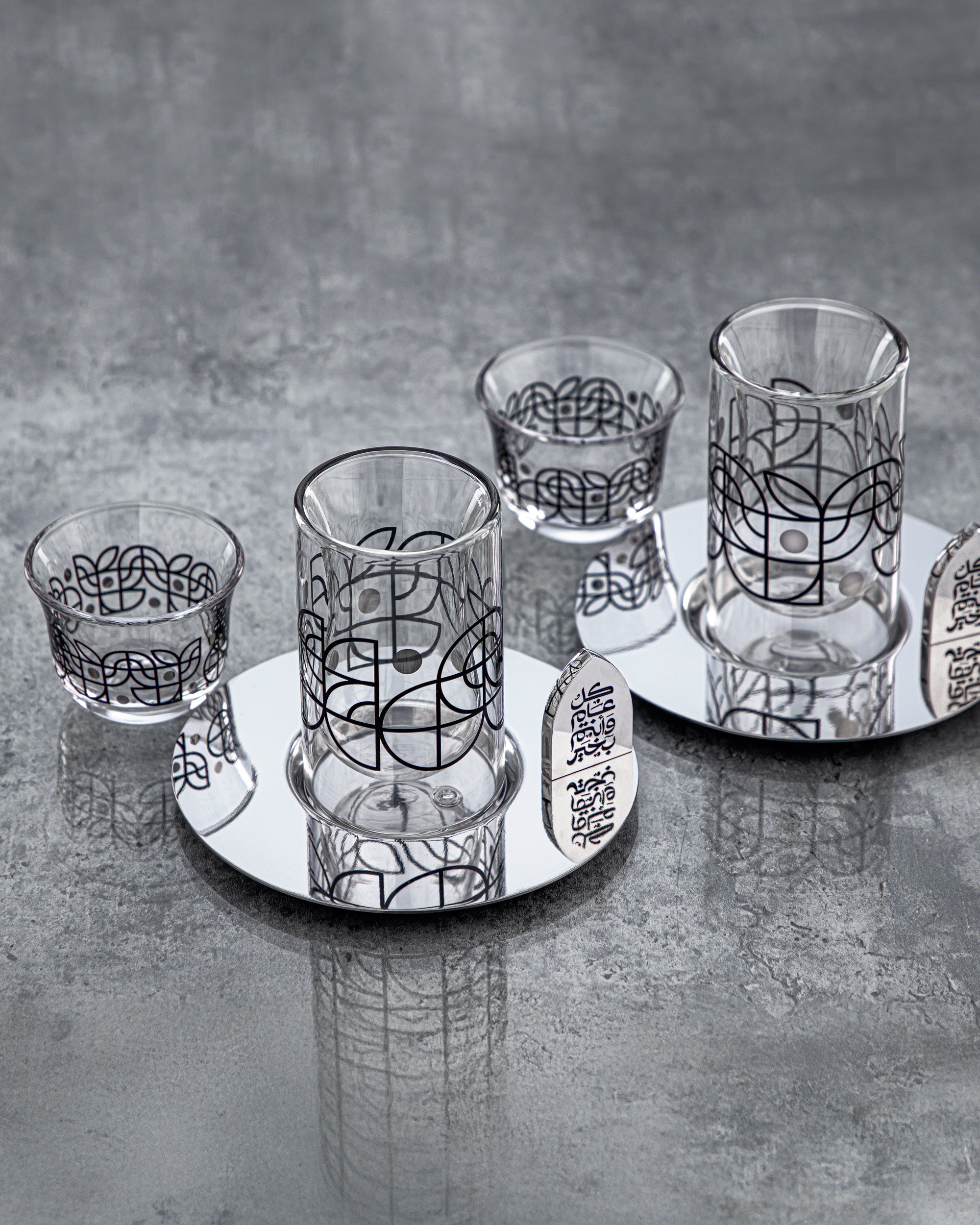 طقم شاي وقهوة المرجان، ١٨ قطعة، بنقشة سوداء وفضية