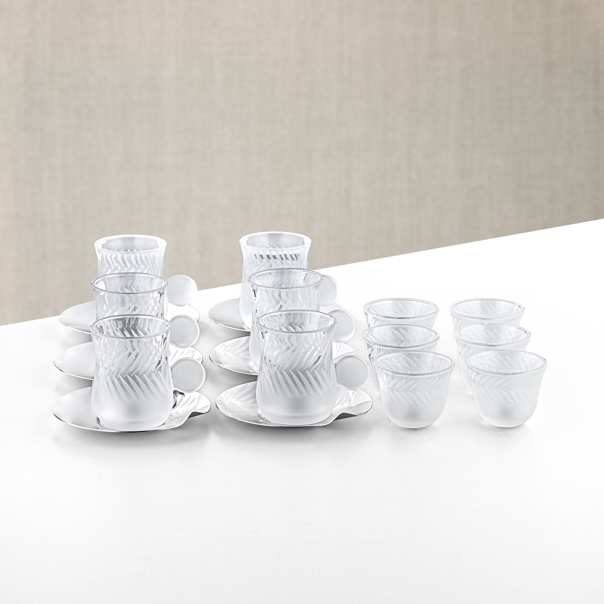 طقم شاي وقهوة عربية المرجان ١٨ قطعة من زجاج فروستد وستانلس ستيل فضي