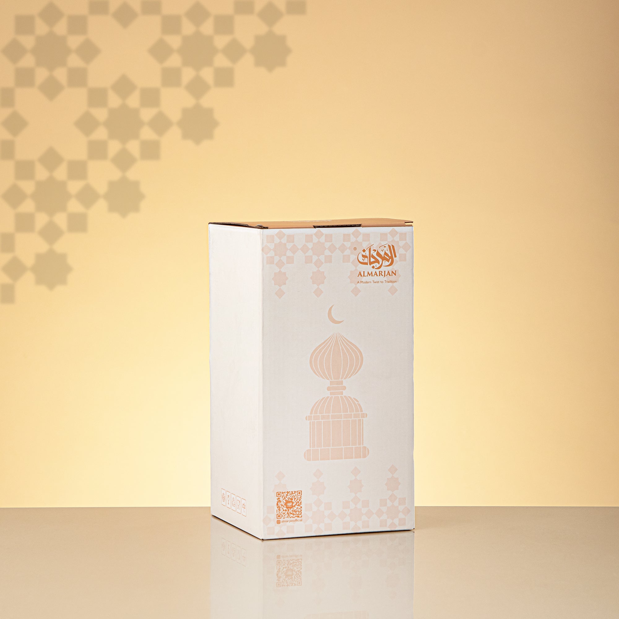 Almarjan Minaret Table Decoration 22cm x 10cm White with Silver Lines & Crescent Moon – Noor Al Layali